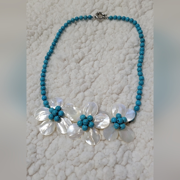 Beaded flower Necklace - Picture 2 of 6
